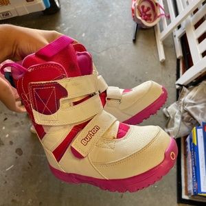 New burton youth grom size 2 boots snowboarding